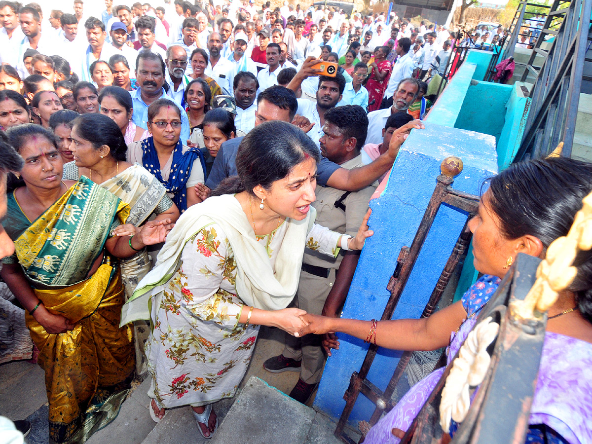 YS Bharathi Reddy Election Campaign In Pulivendula Photos15