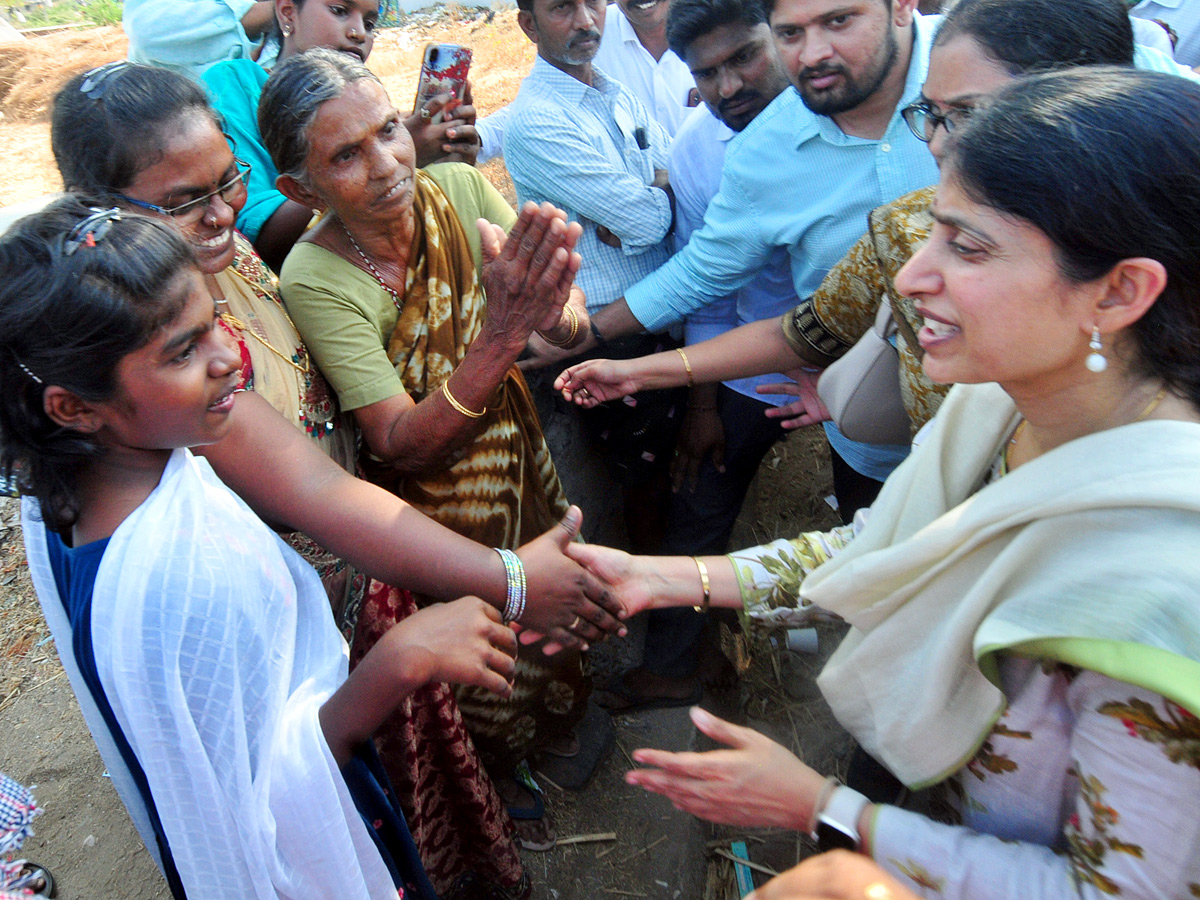 YS Bharathi Reddy Election Campaign In Pulivendula Photos16