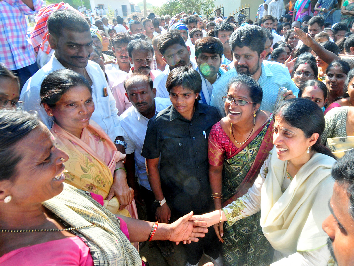 YS Bharathi Reddy Election Campaign In Pulivendula Photos17