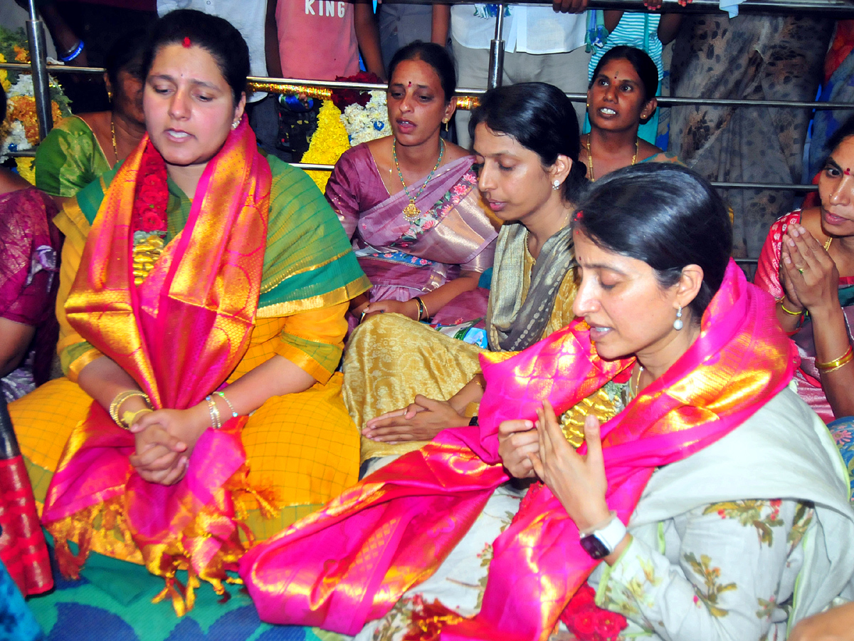 YS Bharathi Reddy Election Campaign In Pulivendula Photos3