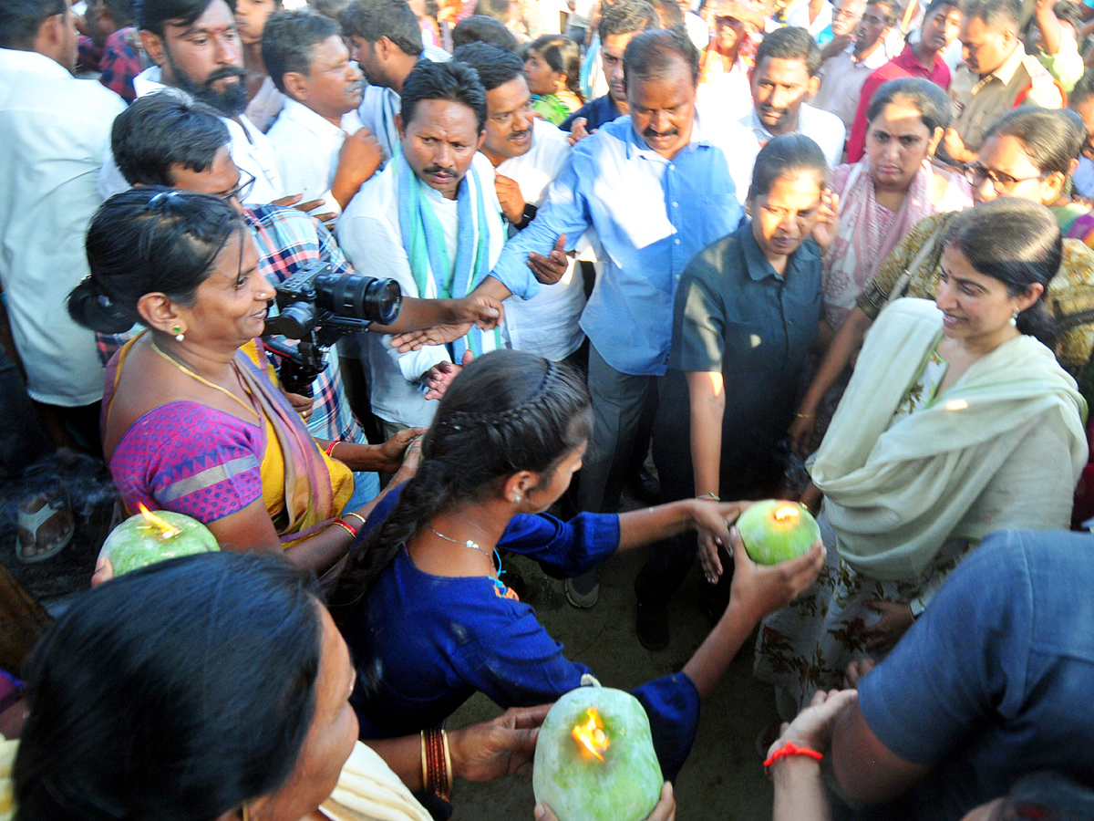 YS Bharathi Reddy Election Campaign In Pulivendula Photos5