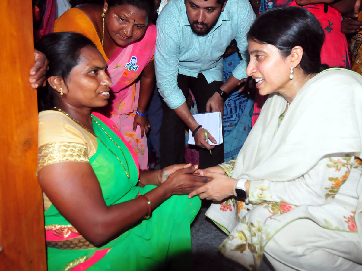 YS Bharathi Reddy Election Campaign In Pulivendula Photos6