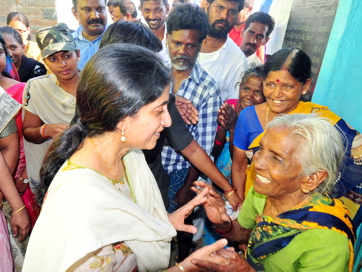 YS Bharathi Reddy Election Campaign In Pulivendula Photos7