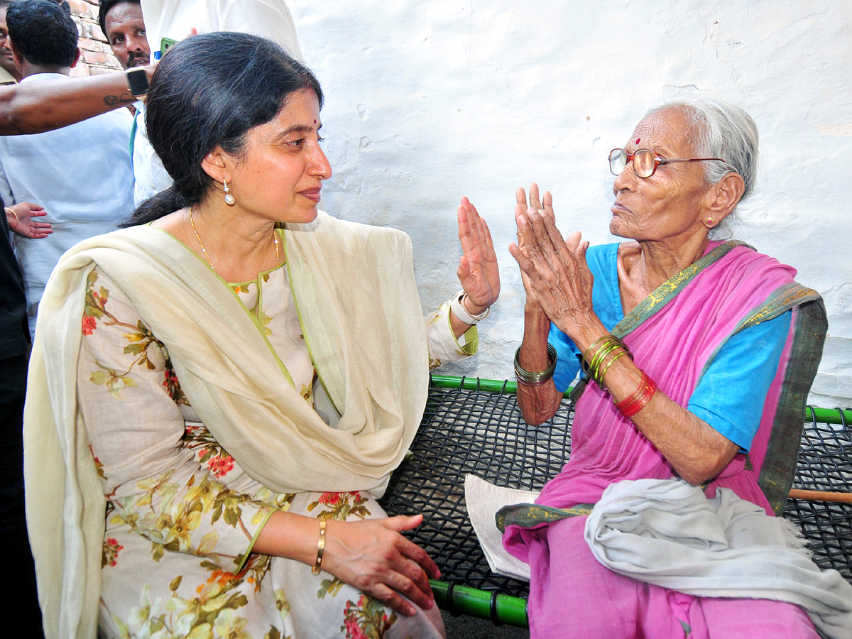 YS Bharathi Reddy Election Campaign In Pulivendula Photos8