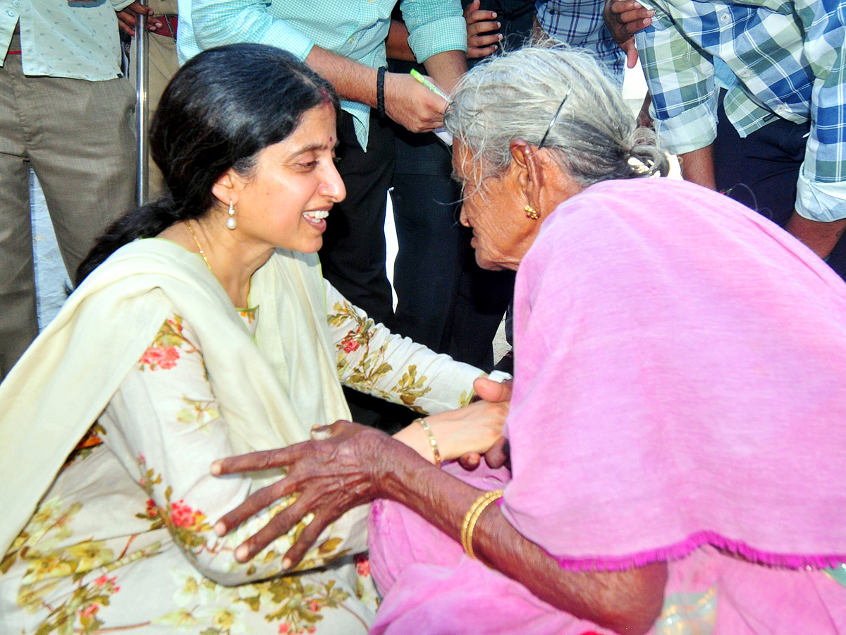 YS Bharathi Reddy Election Campaign In Pulivendula Photos9