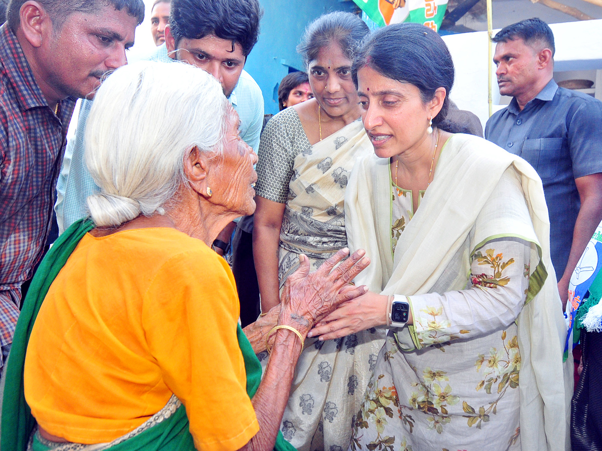 YS Bharathi Reddy Election Campaign In Pulivendula Photos10