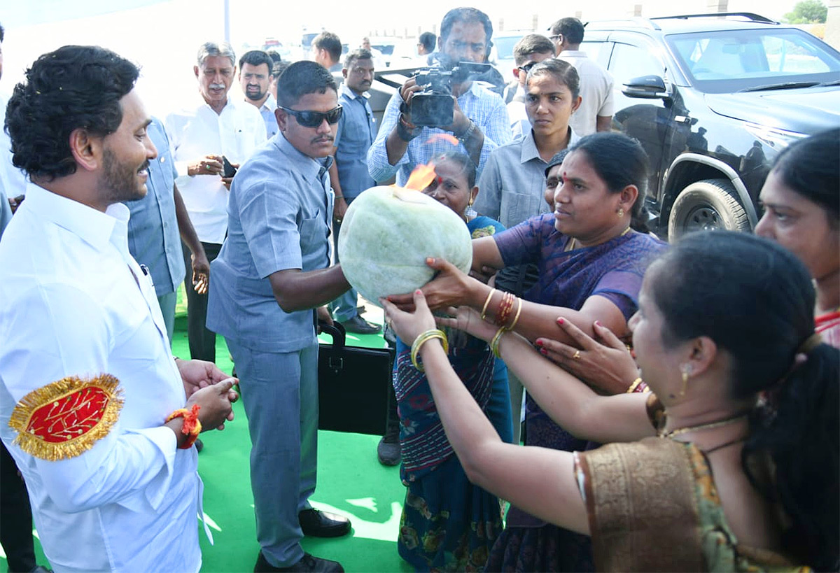 cm ys jagan pulivendula siddham photos11