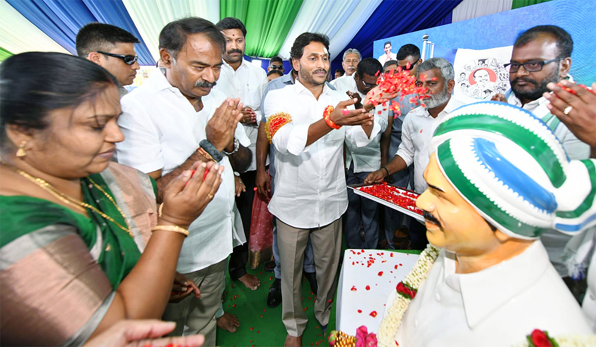 cm ys jagan pulivendula siddham photos3