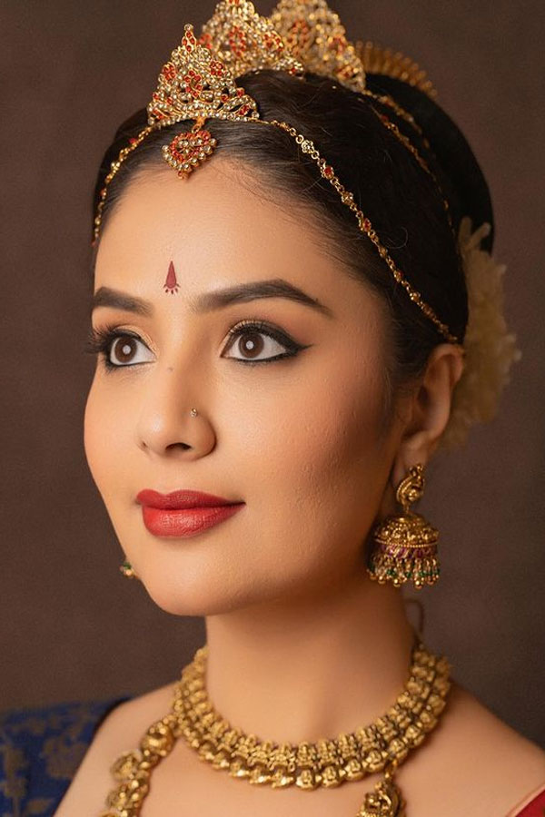 Sreemukhi Traditional Look Photos Goes Viral9