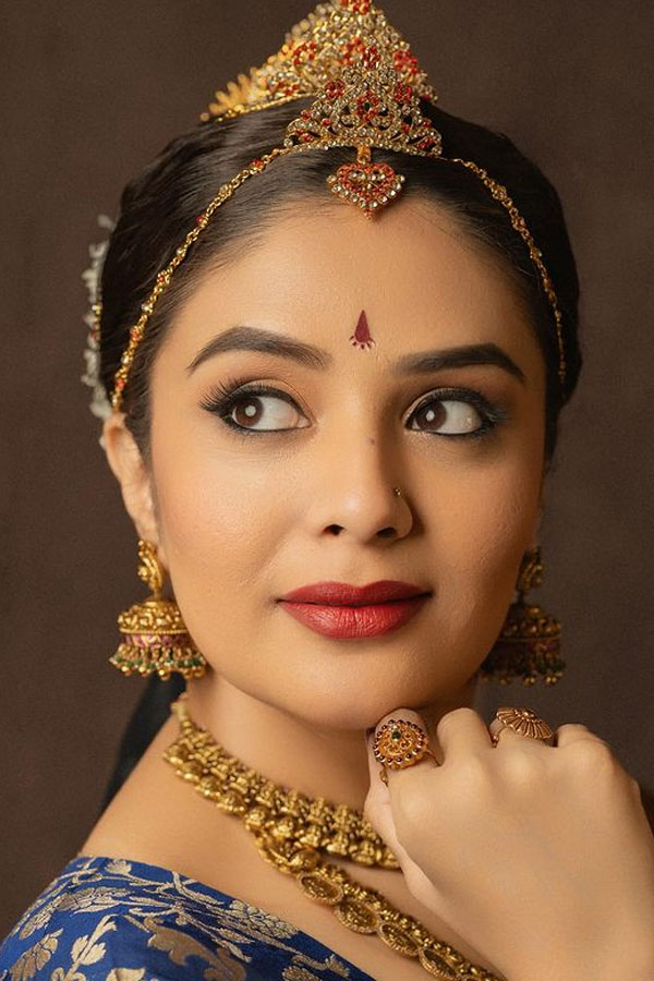 Sreemukhi Traditional Look Photos Goes Viral6