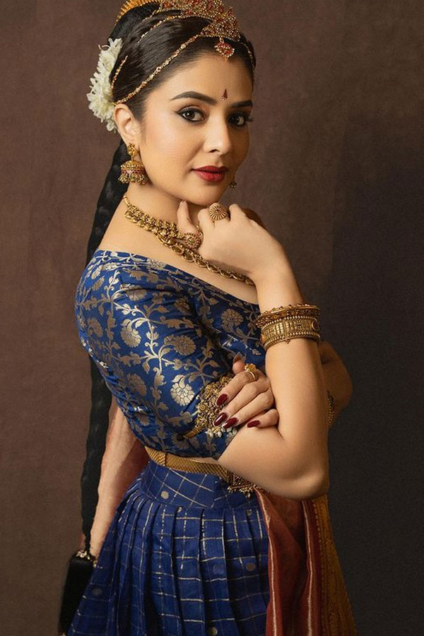 Sreemukhi Traditional Look Photos Goes Viral8