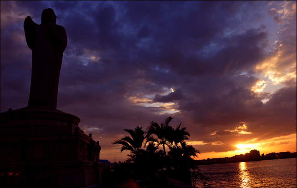 buddha statue at hussain sagar lake1