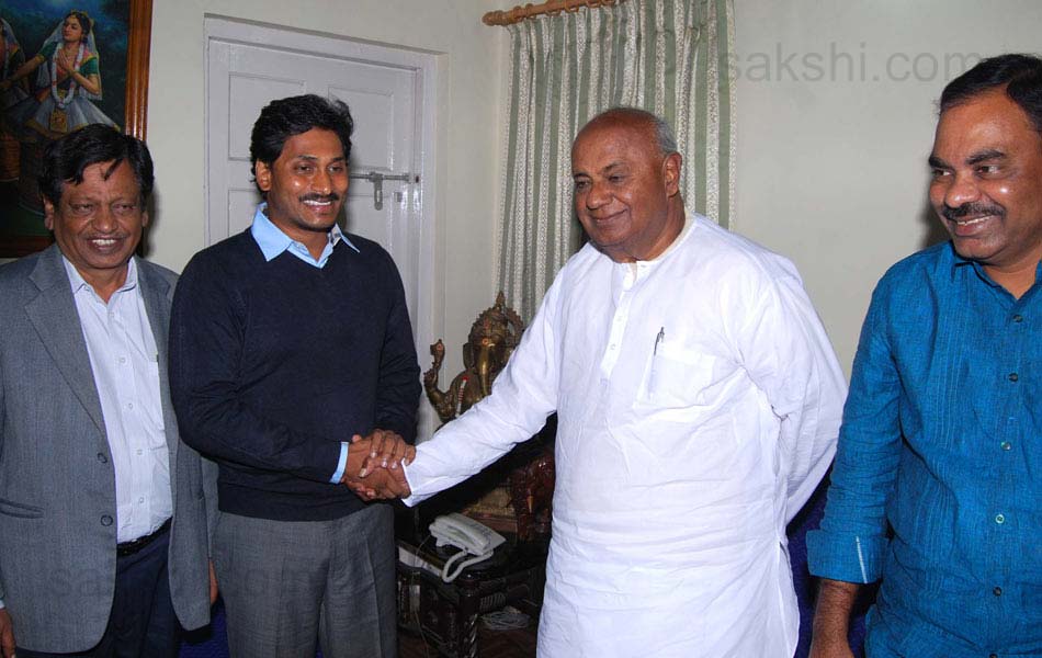 YS Jagan meets Deve Gowda - Sakshi10