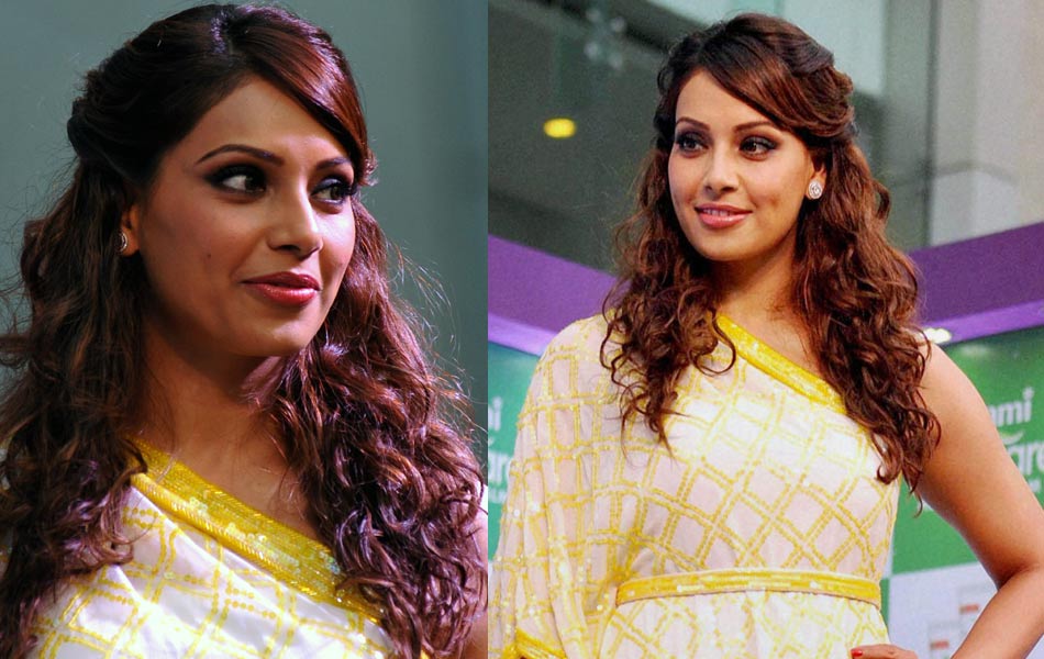 Bipasha Basu attends cosmetics promotional event3