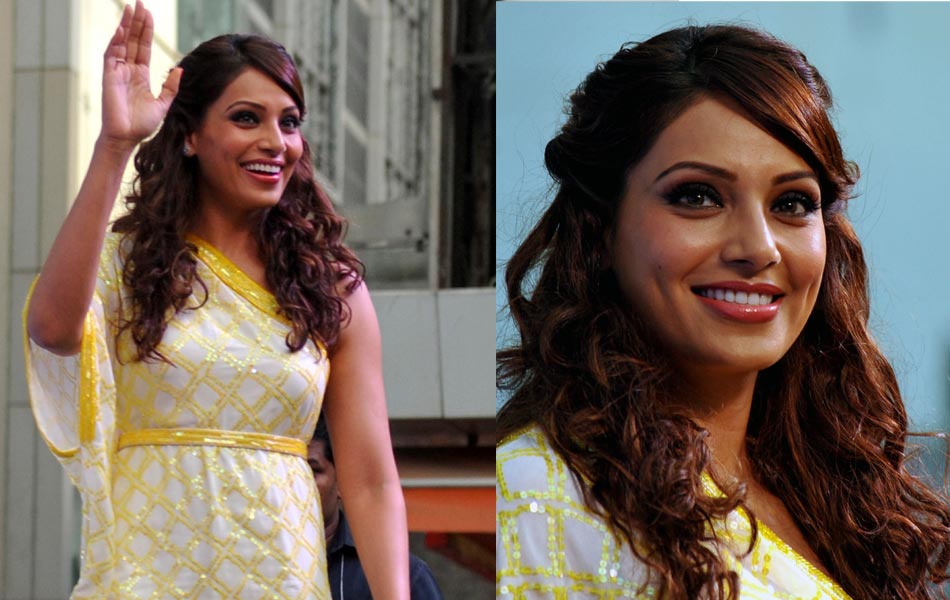 Bipasha Basu attends cosmetics promotional event5