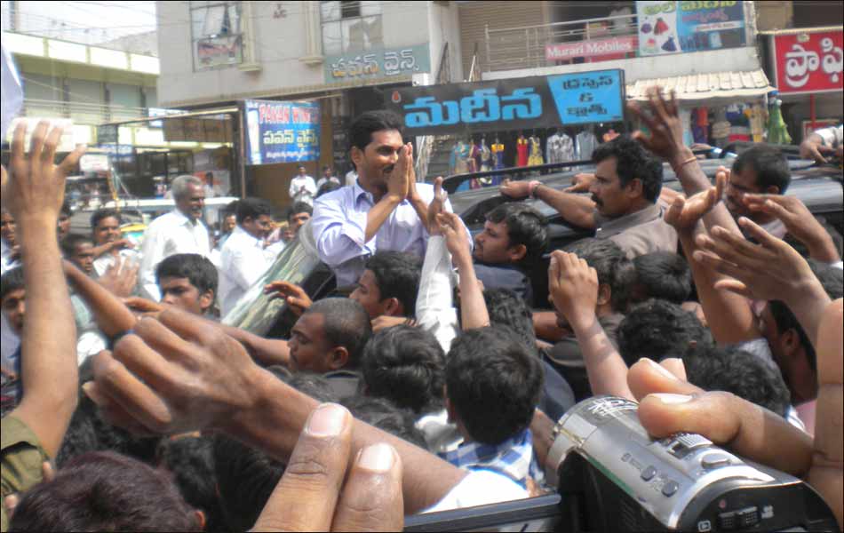 jagan  Consoles Train Accident Victims - Sakshi9