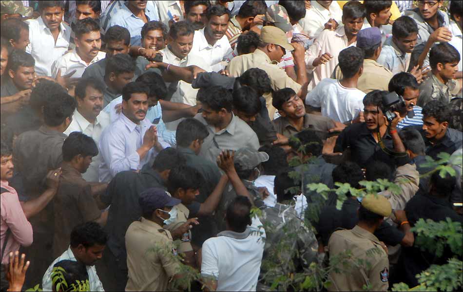 jagan  Consoles Train Accident Victims - Sakshi13