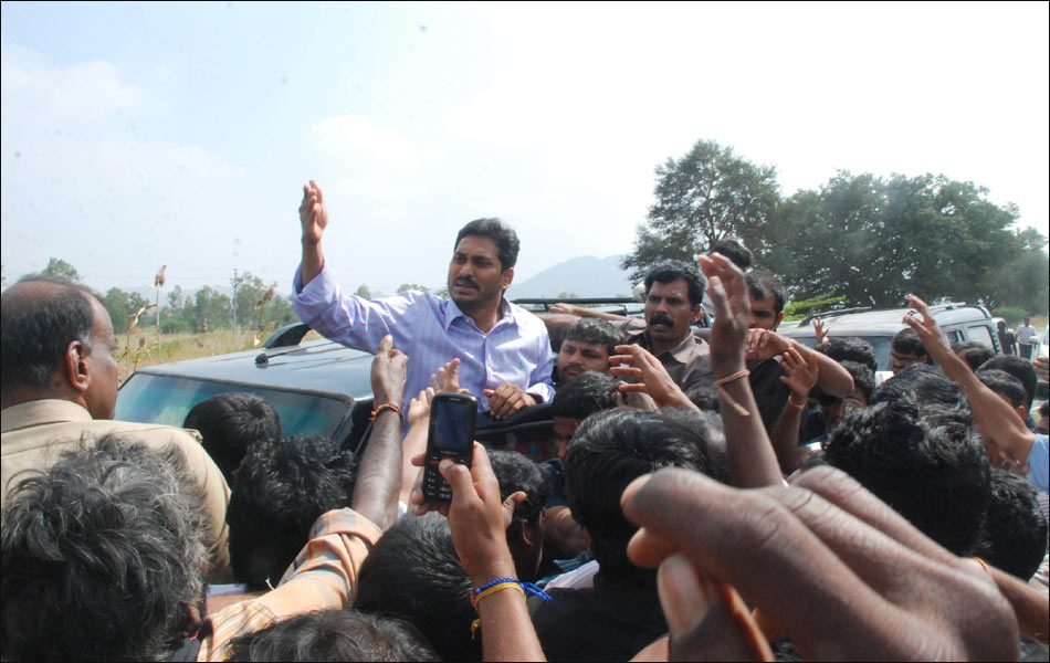 jagan  Consoles Train Accident Victims - Sakshi14