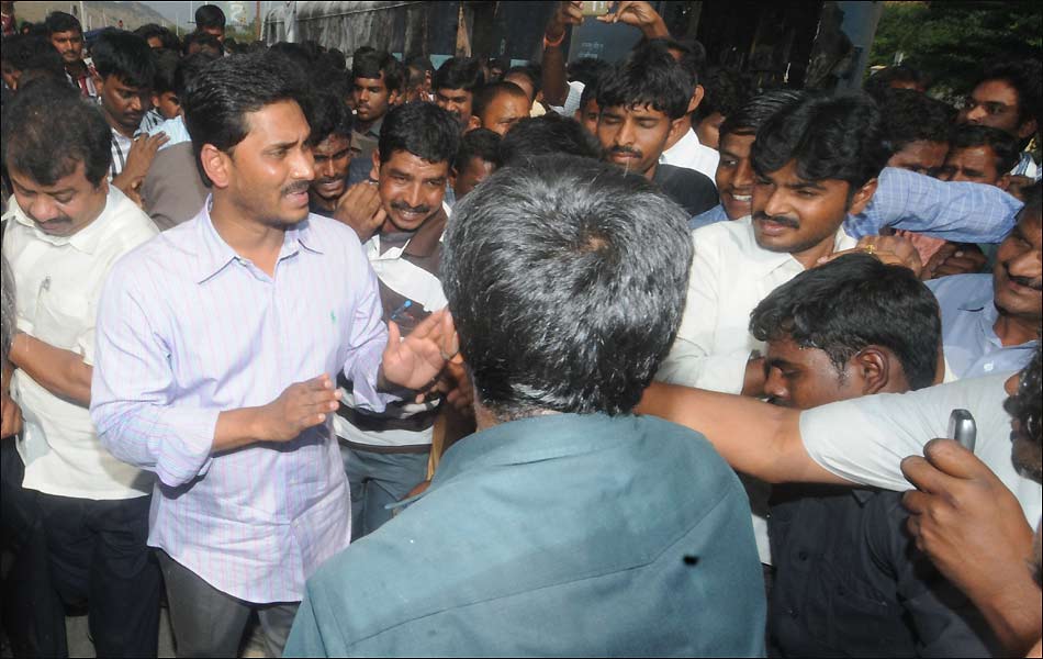 jagan  Consoles Train Accident Victims - Sakshi15