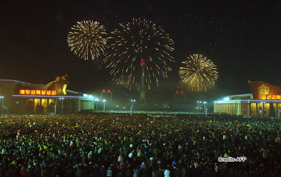 Fireworks explode over Ebrie Lagoon during New Year celebrations - Sakshi2