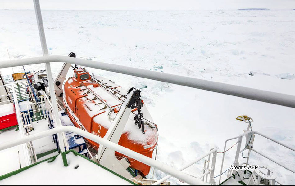 Passengers on Russian MV Akademik Shokalskiy ship16