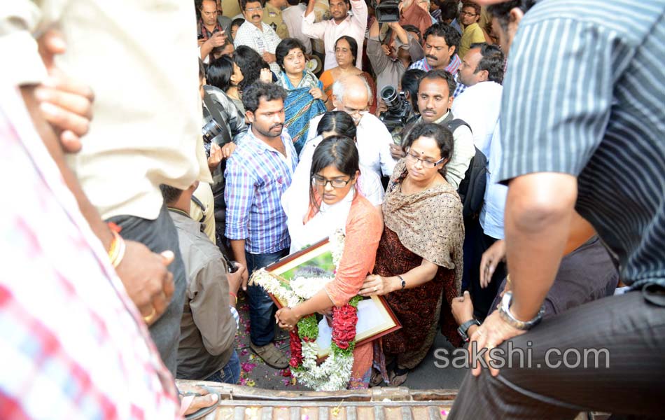 Celebrities and fans pay tributes to Uday Kiran5