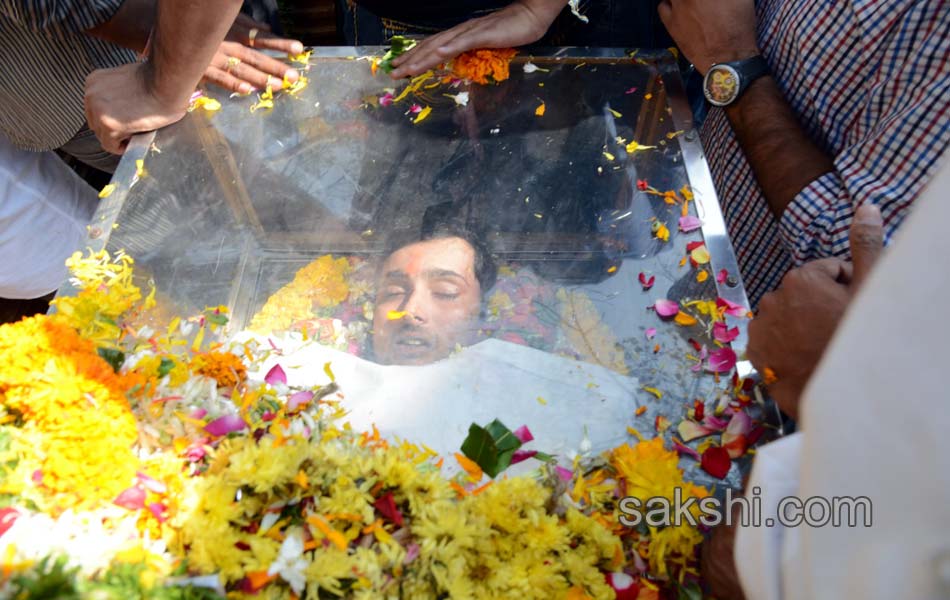 Celebrities and fans pay tributes to Uday Kiran16