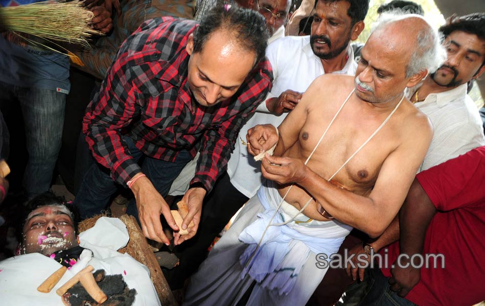 Celebrities and fans pay tributes to Uday Kiran45