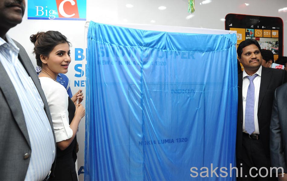 Samantha releases Nokia Lumia 1320 in Big C at Ameerpet6