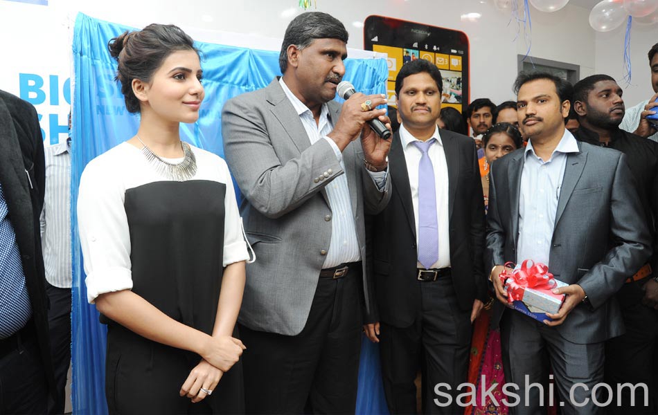 Samantha releases Nokia Lumia 1320 in Big C at Ameerpet7