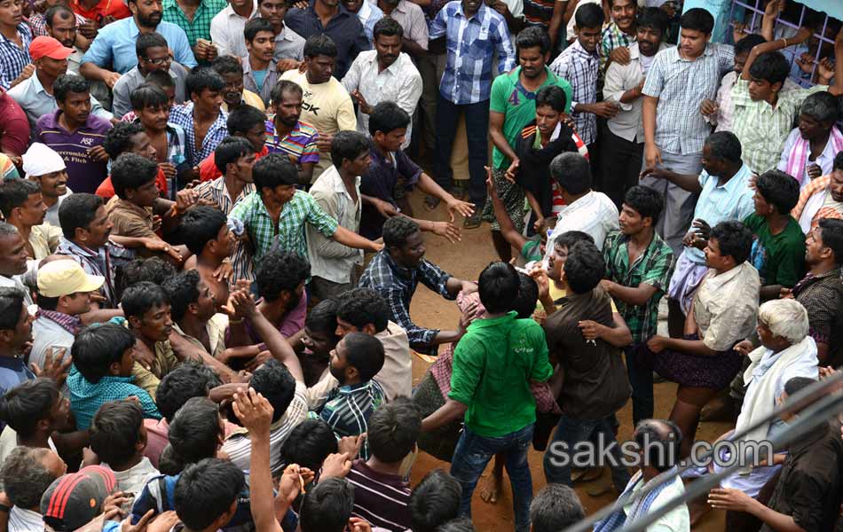 2014 Alanganallur Jallikattu - Sakshi22