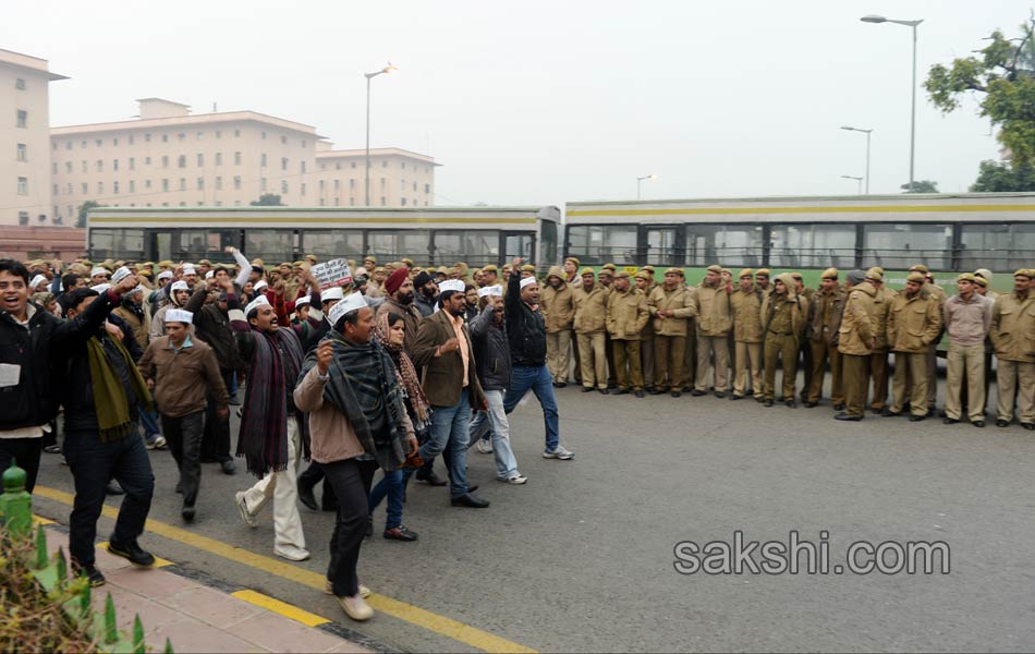 Arvind Kejriwal protests outside Rail Bhawan against Delhi Police - Sakshi7