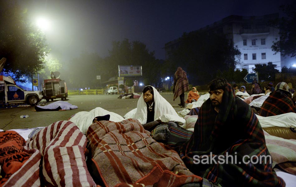 Arvind Kejriwal protests outside Rail Bhawan against Delhi Police - Sakshi14