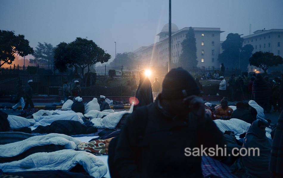 Arvind Kejriwal protests outside Rail Bhawan against Delhi Police - Sakshi22