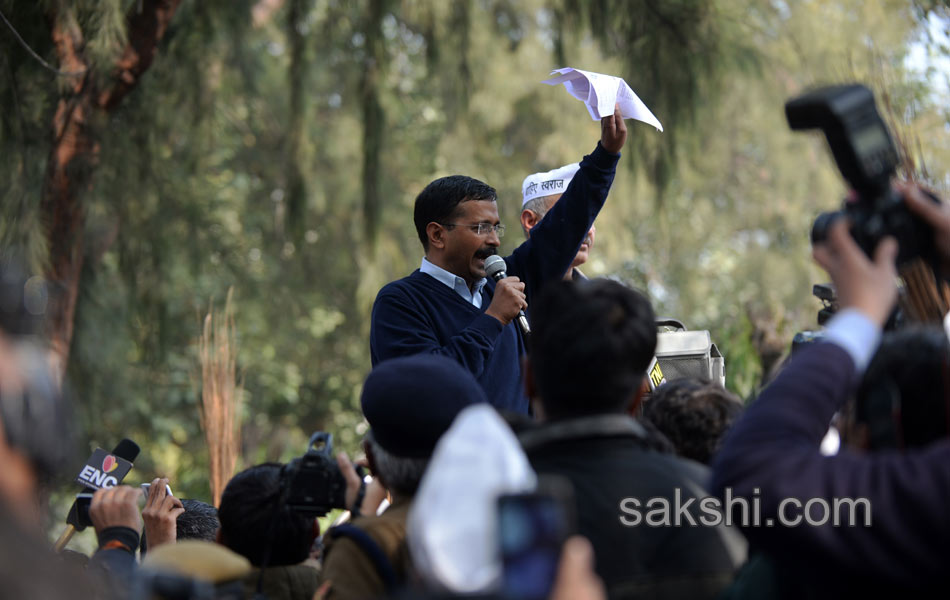 Arvind Kejriwal protests outside Rail Bhawan against Delhi Police - Sakshi27