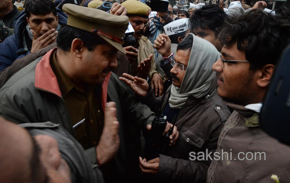 Arvind Kejriwal protests outside Rail Bhawan against Delhi Police - Sakshi28