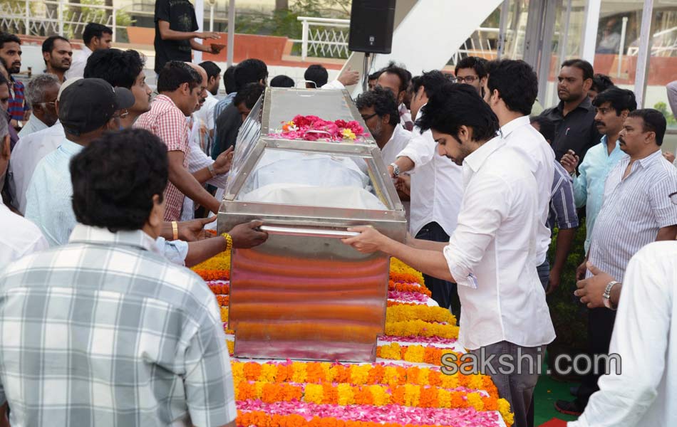 cinima and political celebrities condolence to akkineni family37