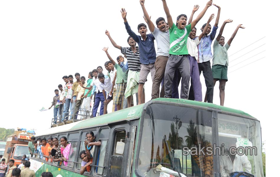 YS Jagan samaikya shankaravam tour in sri kalahasthi - Sakshi1