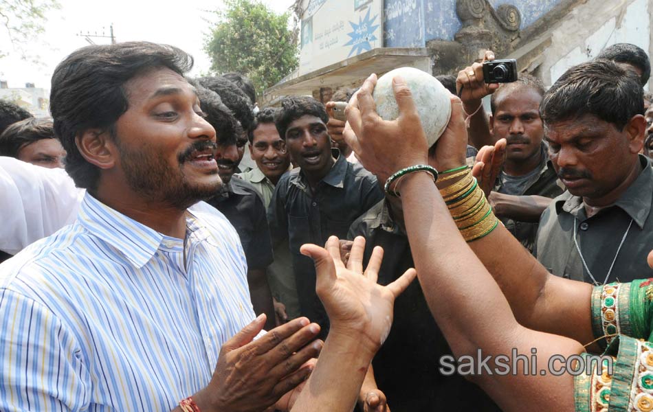 jagan road show - Sakshi12