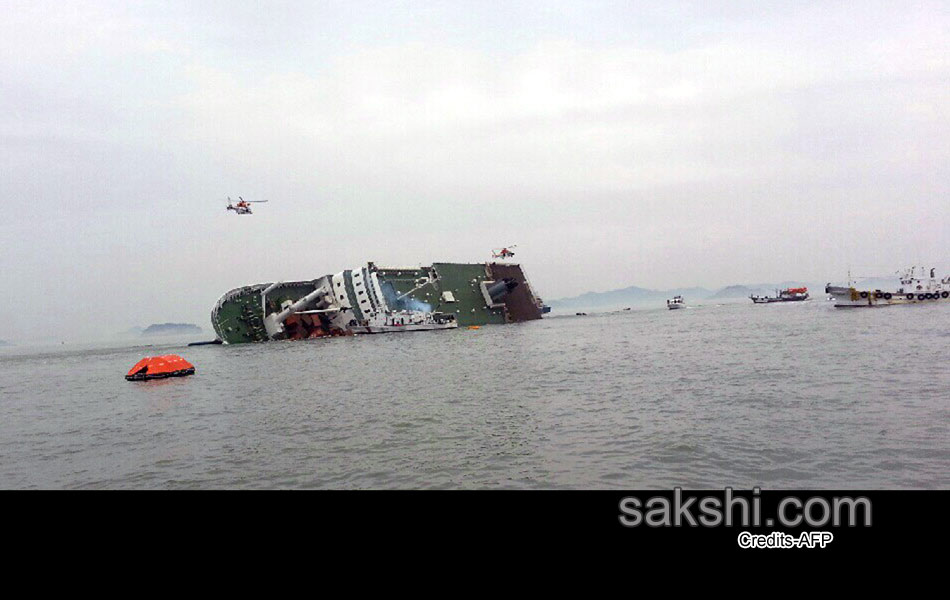 Ferry sinking off South Korean coast over 470 people on board6