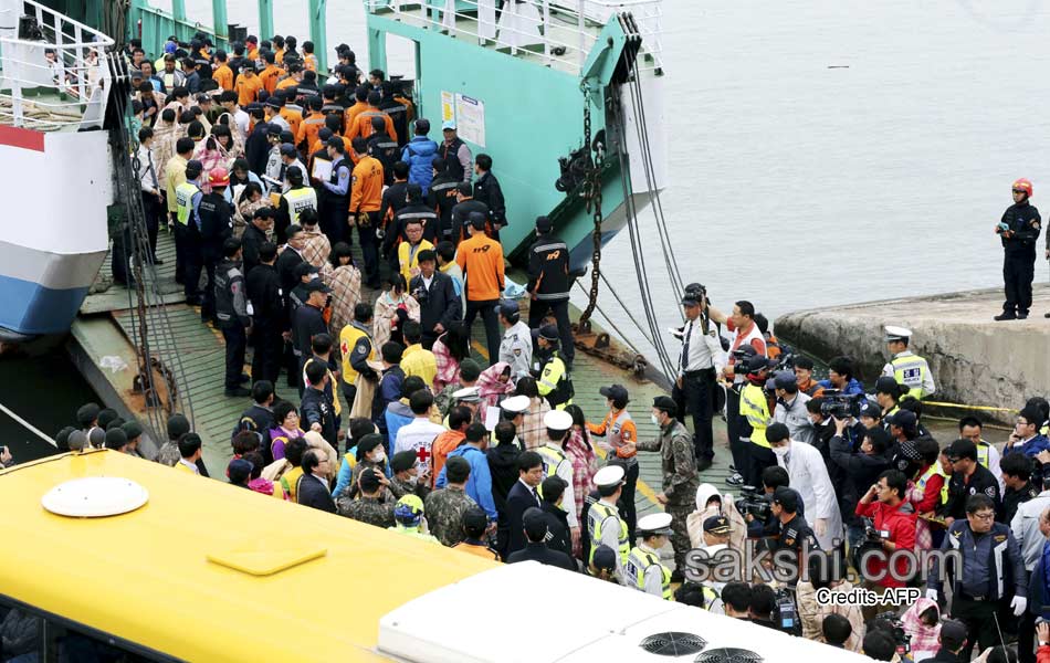 Ferry sinking off South Korean coast over 470 people on board8