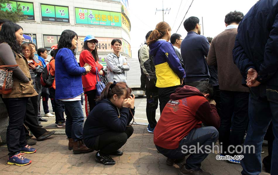 Ferry sinking off South Korean coast over 470 people on board17