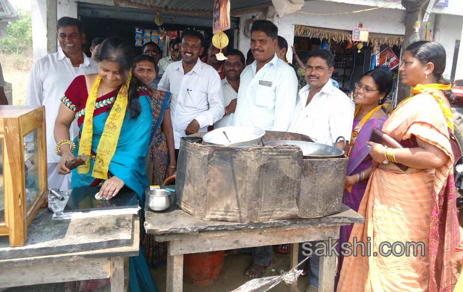 Candets of Telangana participating with people works during election - Sakshi10