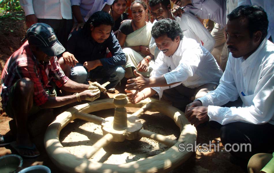 candidates of seemandhra participating with people works during election Campaign - Sakshi9