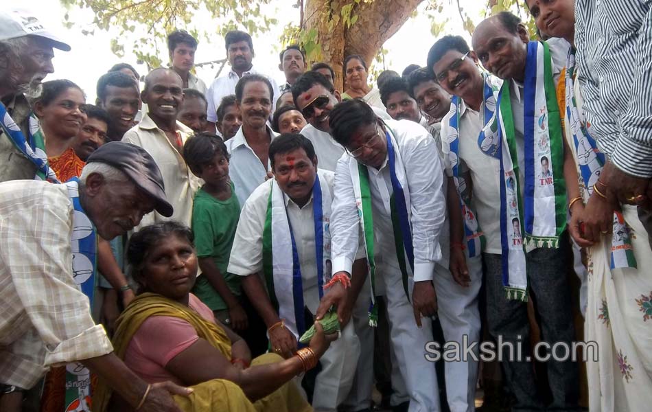 candidates of seemandhra participating with people works during election Campaign - Sakshi16