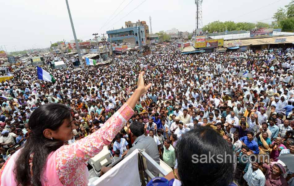 Sharmila s Janapatham at Kurnool District - Sakshi11