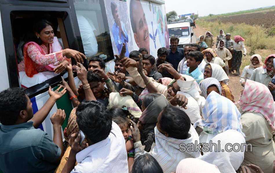 Sharmila s Janapatham at Kurnool District - Sakshi15