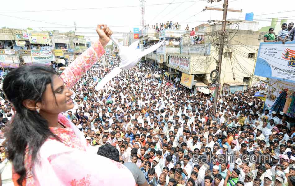 Sharmila s Janapatham at Kurnool District - Sakshi17