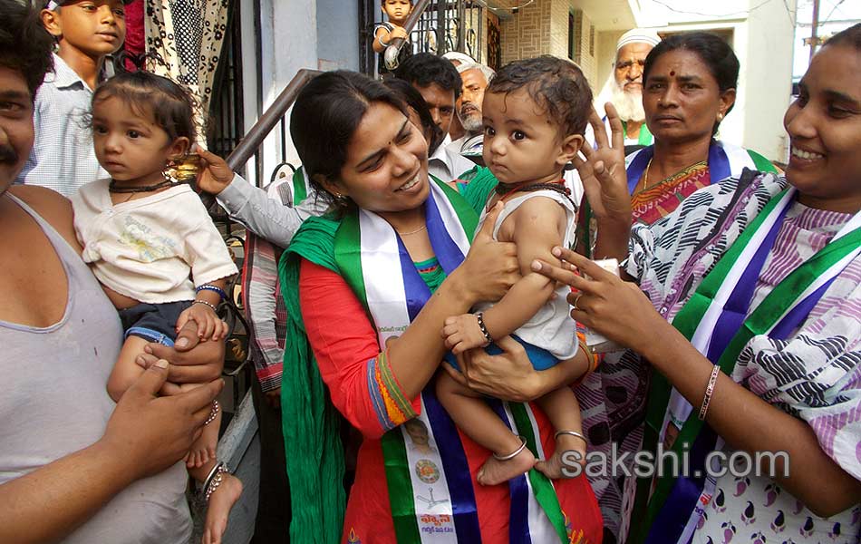 Bhooma family election campaign in allagadda - Sakshi1