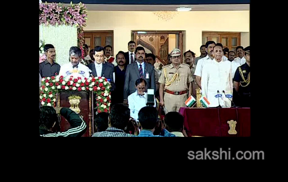 KCR sworn in heads cabinet of 11 ministers - Sakshi9